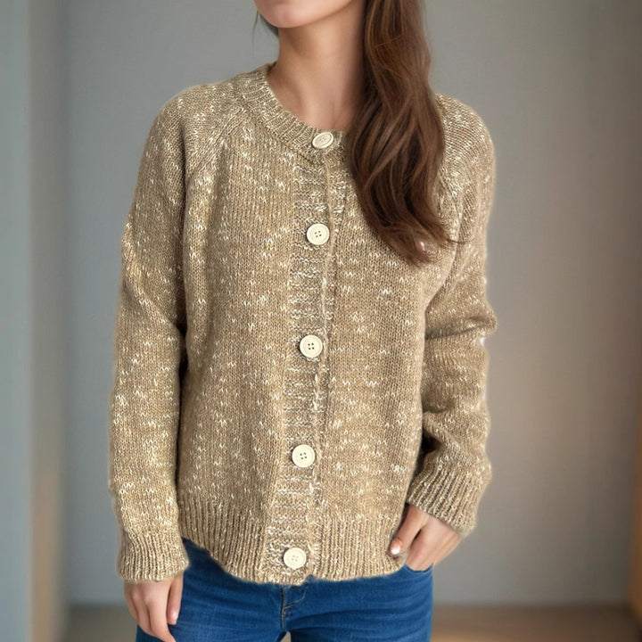 Kvinnors mysiga cardigan med stora knappar och fin textur Mirla-Eva Jonsson