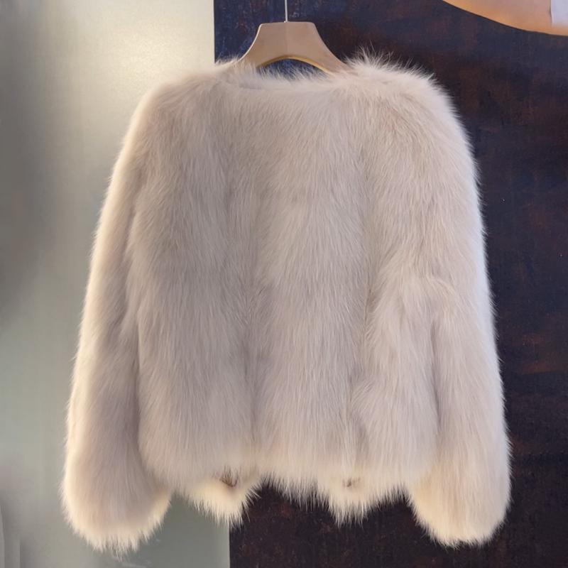 Kvinnors mysiga faux fur jacka med elegant snitt och dekorativa spännen Mirla-Eva Jonsson
