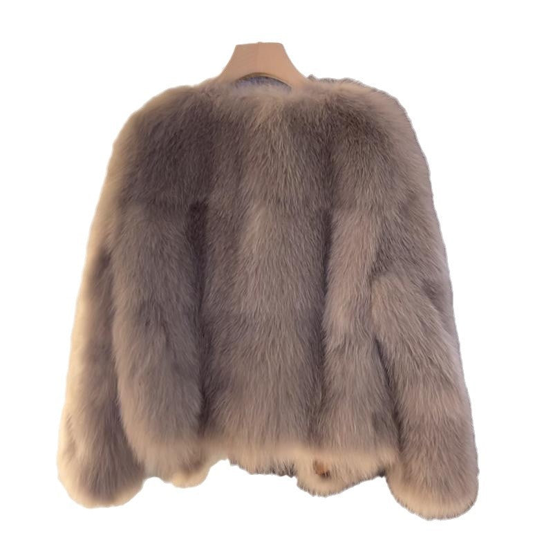 Kvinnors mysiga faux fur jacka med elegant snitt och dekorativa spännen Mirla-Eva Jonsson