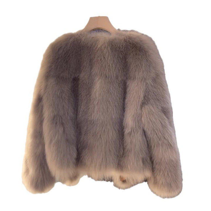 Kvinnors mysiga faux fur jacka med elegant snitt och dekorativa spännen Mirla-Eva Jonsson
