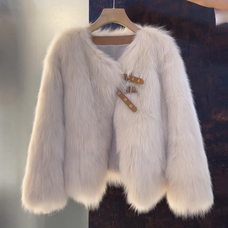 Kvinnors mysiga faux fur jacka med elegant snitt och dekorativa spännen Mirla-Eva Jonsson