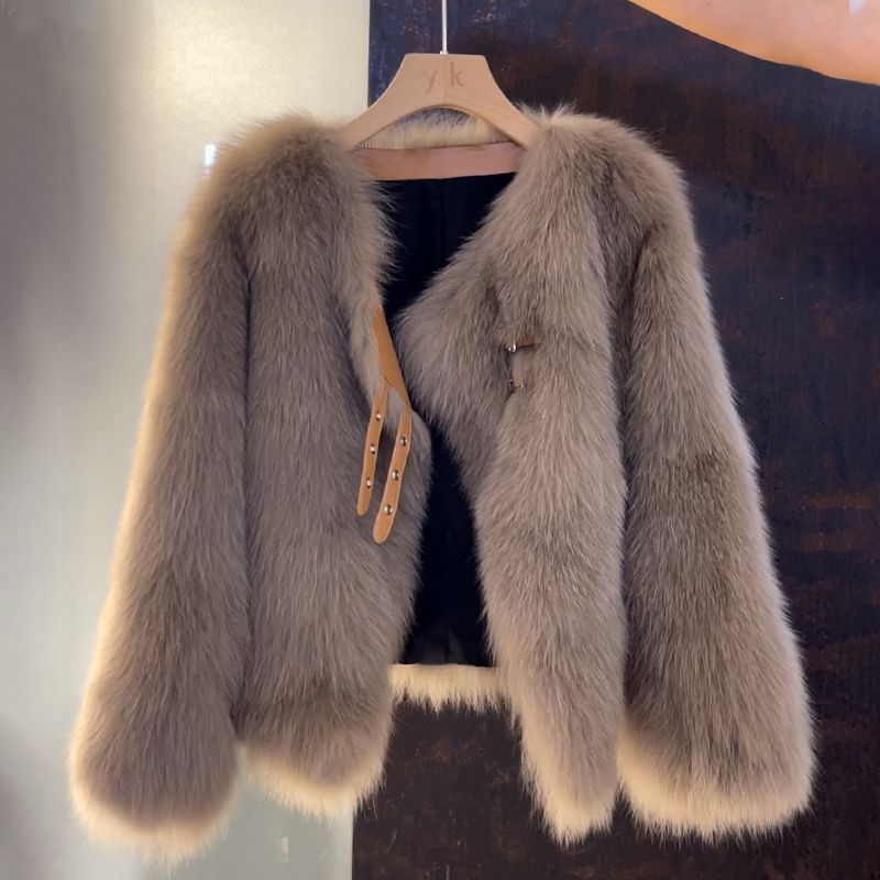 Kvinnors mysiga faux fur jacka med elegant snitt och dekorativa spännen Mirla-Eva Jonsson
