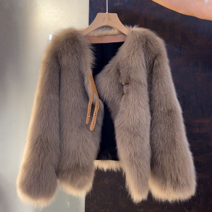 Kvinnors mysiga faux fur jacka med elegant snitt och dekorativa spännen Mirla-Eva Jonsson