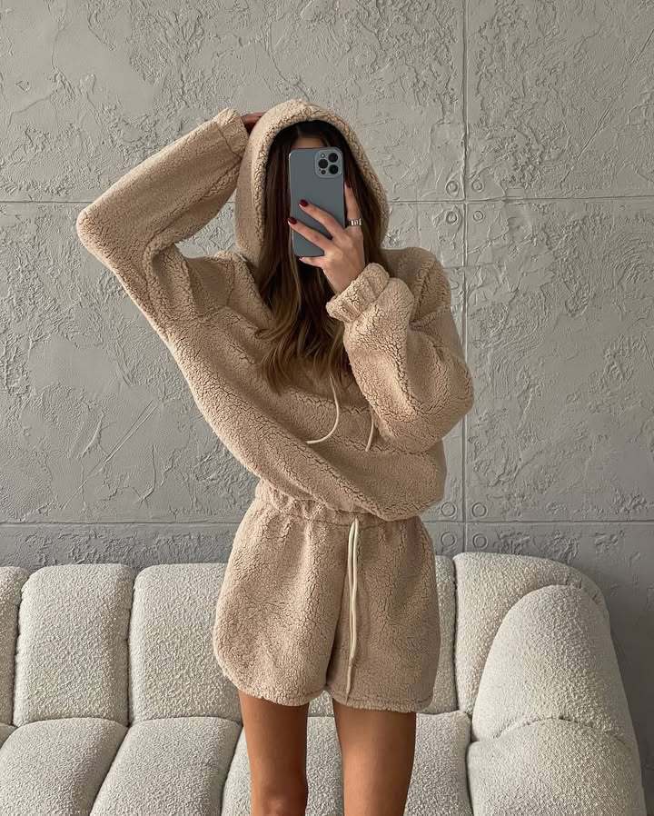 Kvinnors mysiga fleece hoodie och shorts set Mirla-Eva Jonsson