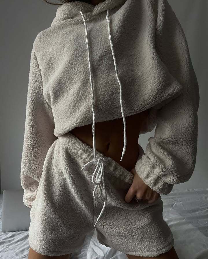 Kvinnors mysiga fleece hoodie och shorts set Mirla-Eva Jonsson