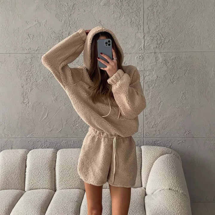 Kvinnors mysiga fleece hoodie och shorts set Mirla-Eva Jonsson