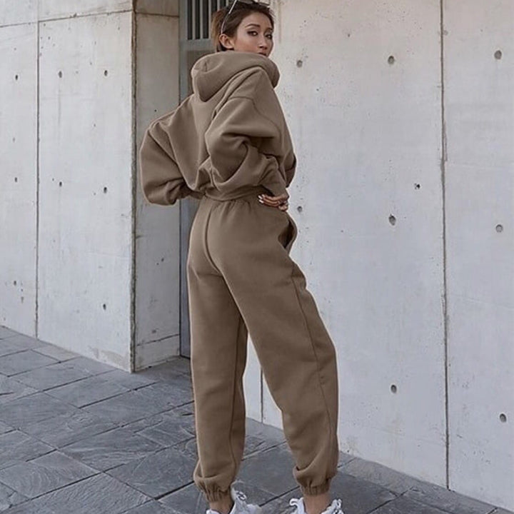 Kvinnors mysiga fleece jumpsuit med oversized huva och elastiskt midjeband Mirla-Eva Jonsson