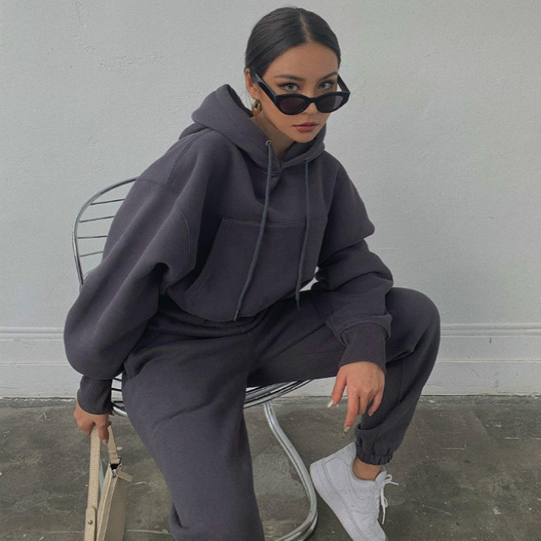 Kvinnors mysiga fleece jumpsuit med oversized huva och elastiskt midjeband Mirla-Eva Jonsson