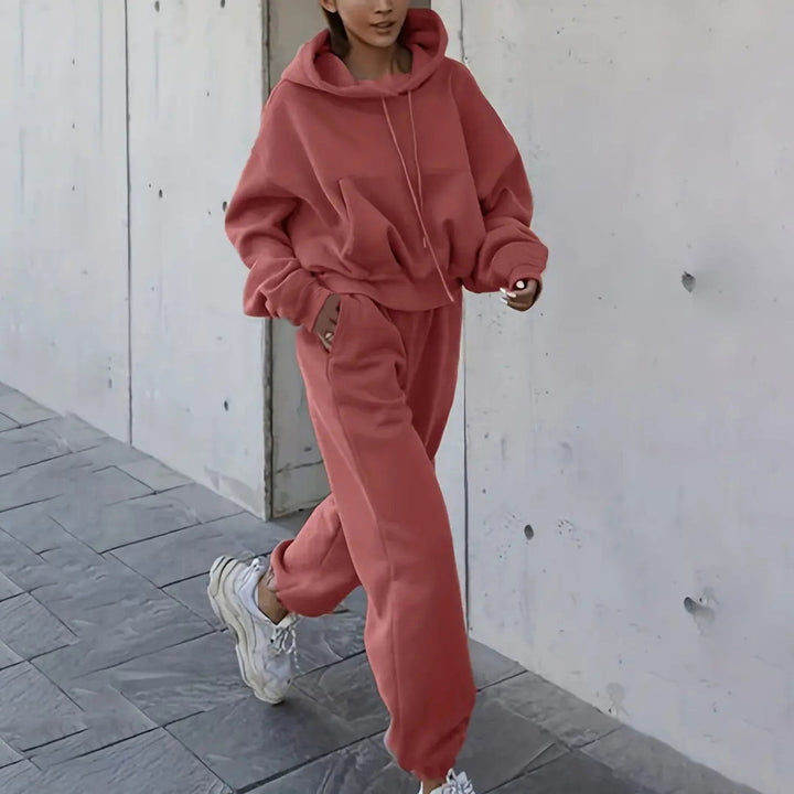 Kvinnors mysiga fleece jumpsuit med oversized huva och elastiskt midjeband Mirla-Eva Jonsson