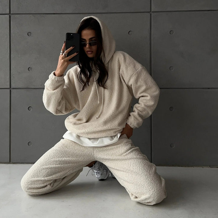 Kvinnors mysiga fleece lounge-set med en lös passform och praktiska fickor Mirla-Eva Jonsson
