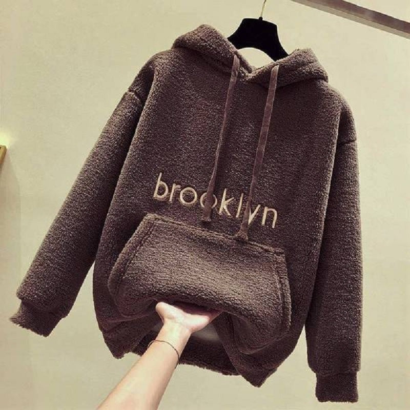 Kvinnors mysiga hoodie med bekväm passform och avslappnad text Mirla-Eva Jonsson