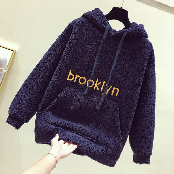 Kvinnors mysiga hoodie med bekväm passform och avslappnad text Mirla-Eva Jonsson
