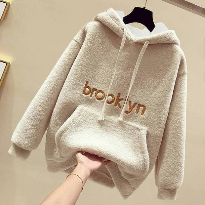 Kvinnors mysiga hoodie med bekväm passform och avslappnad text Mirla-Eva Jonsson