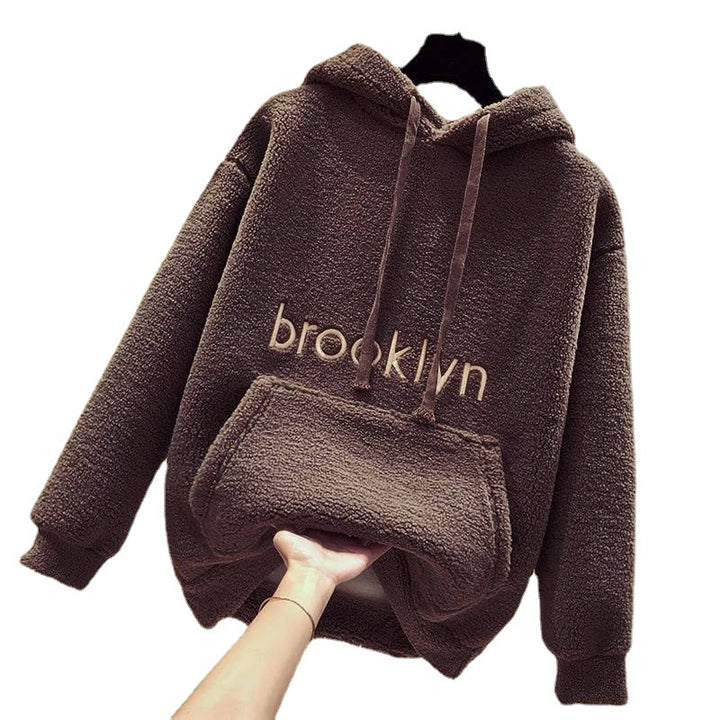 Kvinnors mysiga hoodie med bekväm passform och avslappnad text Mirla-Eva Jonsson