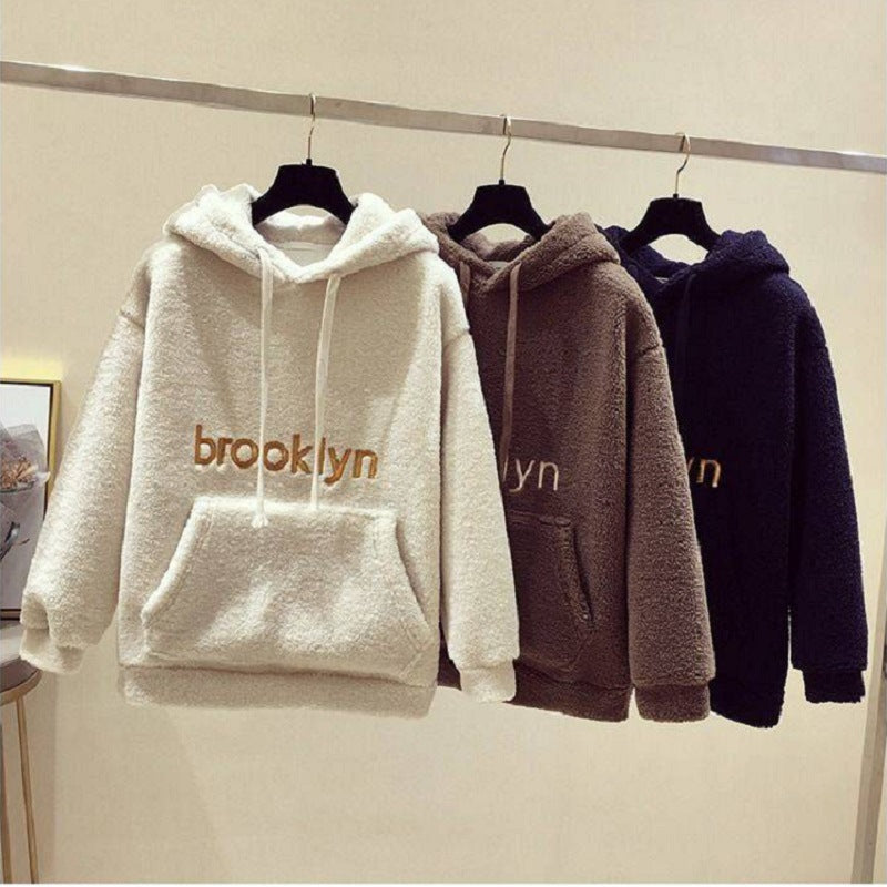 Kvinnors mysiga hoodie med bekväm passform och avslappnad text Mirla-Eva Jonsson
