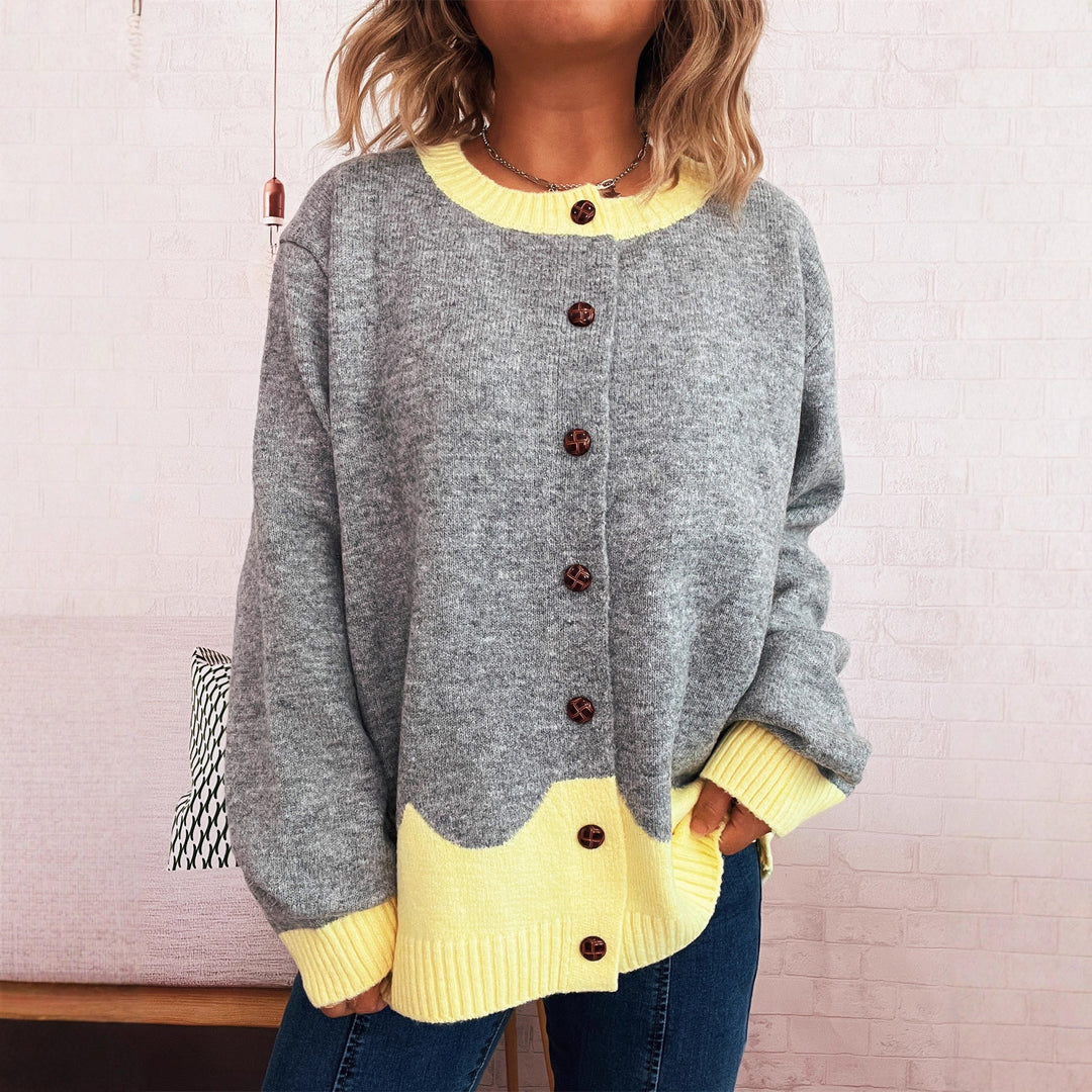 Kvinnors mysiga kofta med kontrasterande manschetter och knappdetaljer Mirla-Eva Jonsson
