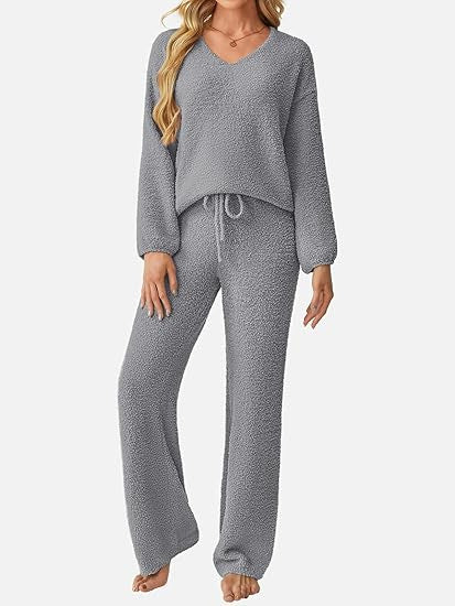 Kvinnors mysiga lounge set tillverkat av mjukt texturerat material Mirla-Eva Jonsson