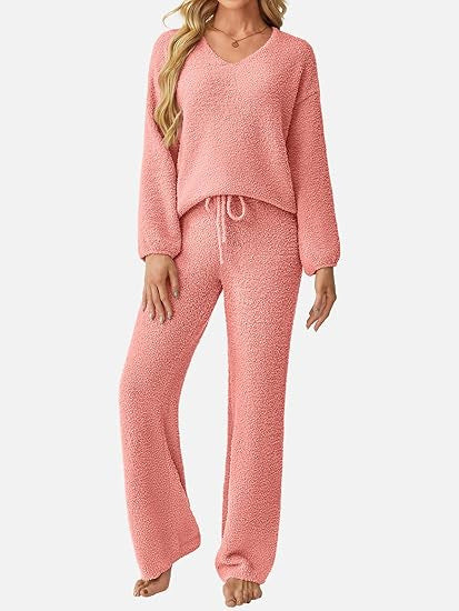 Kvinnors mysiga lounge set tillverkat av mjukt texturerat material Mirla-Eva Jonsson