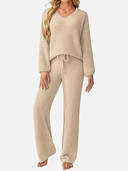 Kvinnors mysiga lounge set tillverkat av mjukt texturerat material Mirla-Eva Jonsson