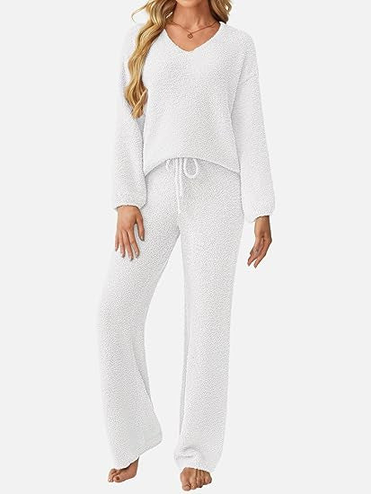 Kvinnors mysiga lounge set tillverkat av mjukt texturerat material Mirla-Eva Jonsson