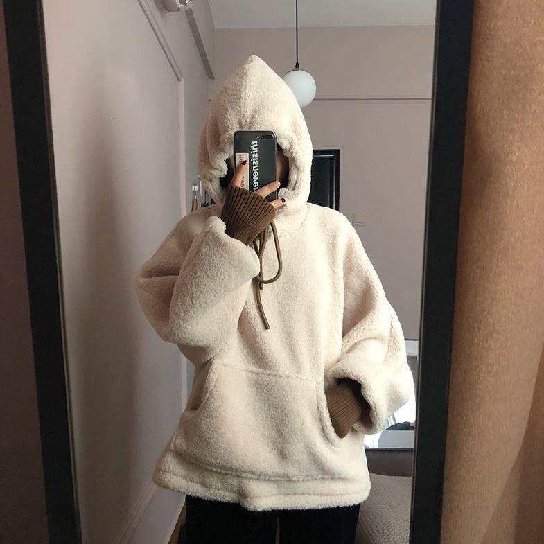 Kvinnors mysiga oversize hoodie med fram kanguroficka och elastiska manschetter Mirla-Eva Jonsson