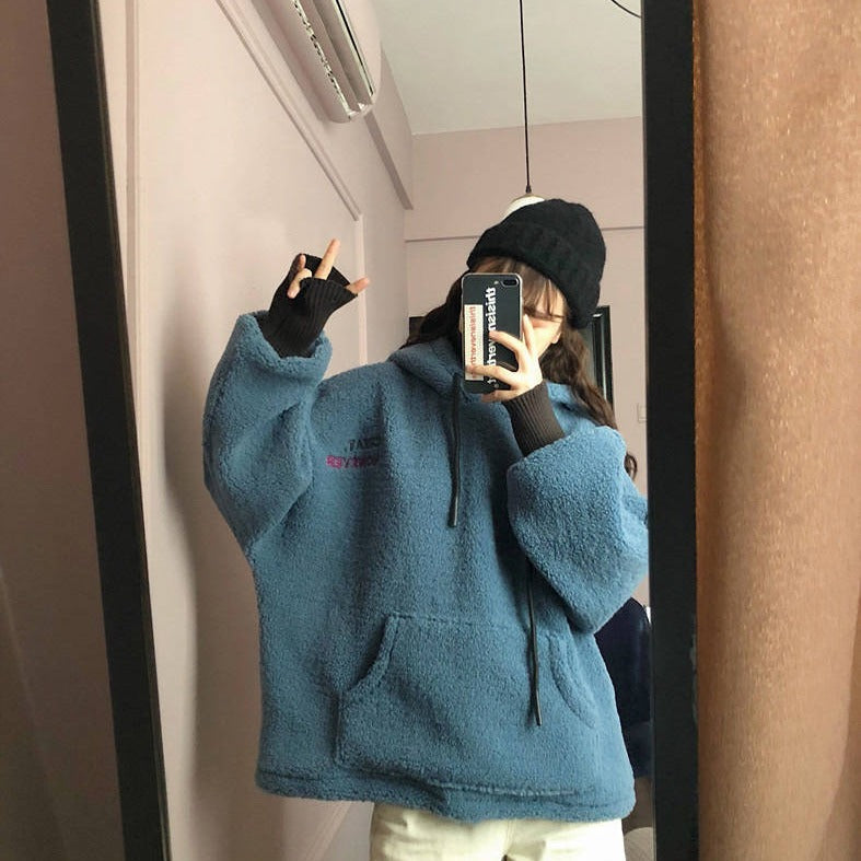 Kvinnors mysiga oversize hoodie med fram kanguroficka och elastiska manschetter Mirla-Eva Jonsson