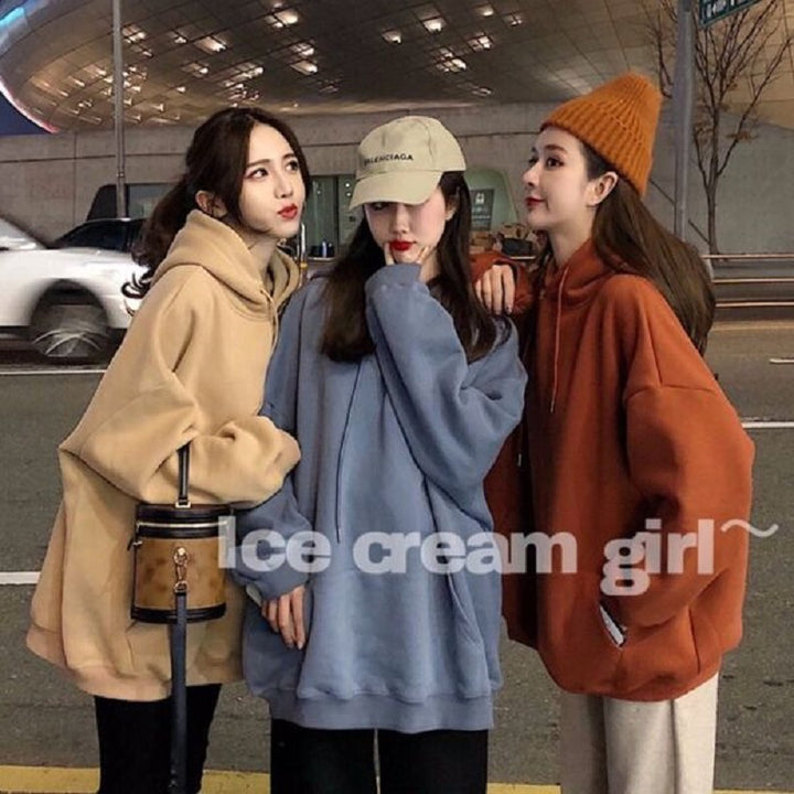 Kvinnors mysiga oversized hoodie med hög krage och praktiska kängurufickor Mirla-Eva Jonsson