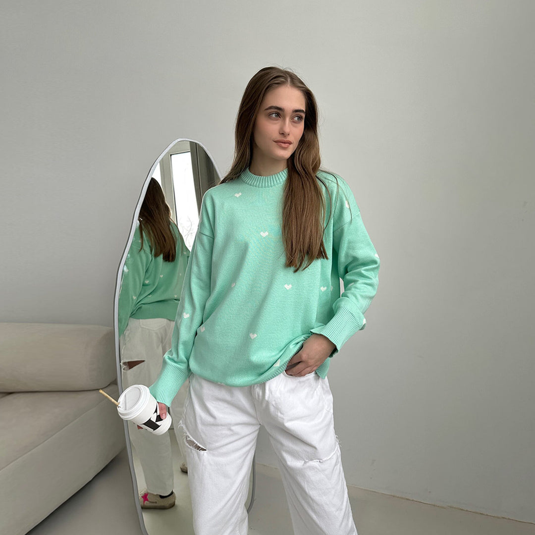 Kvinnors mysiga oversized tröja med hjärtformad mönster Mirla-Eva Jonsson
