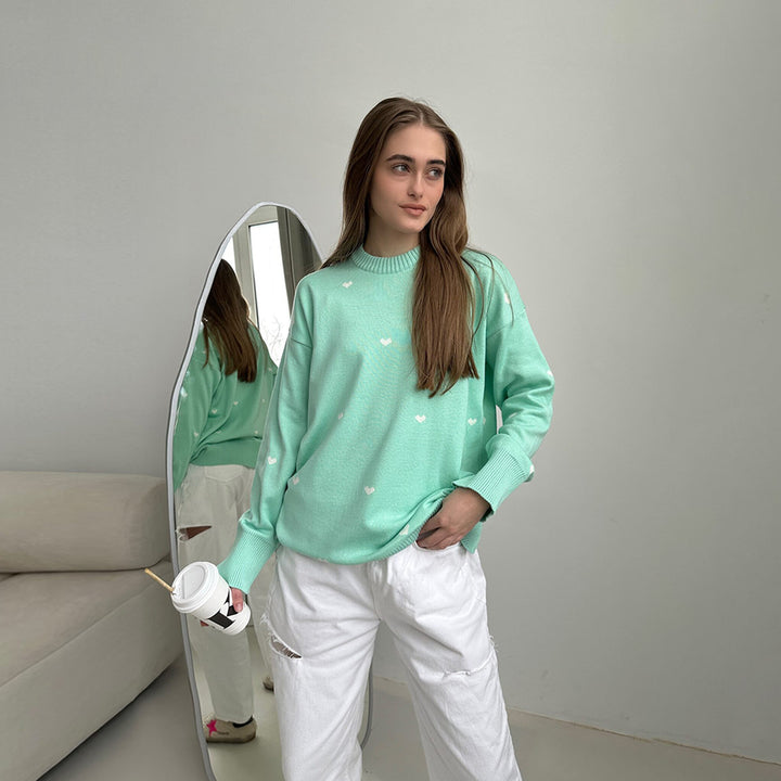Kvinnors mysiga oversized tröja med hjärtformad mönster Mirla-Eva Jonsson