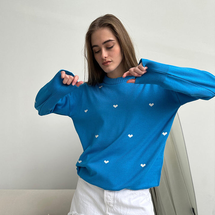 Kvinnors mysiga oversized tröja med hjärtformad mönster Mirla-Eva Jonsson
