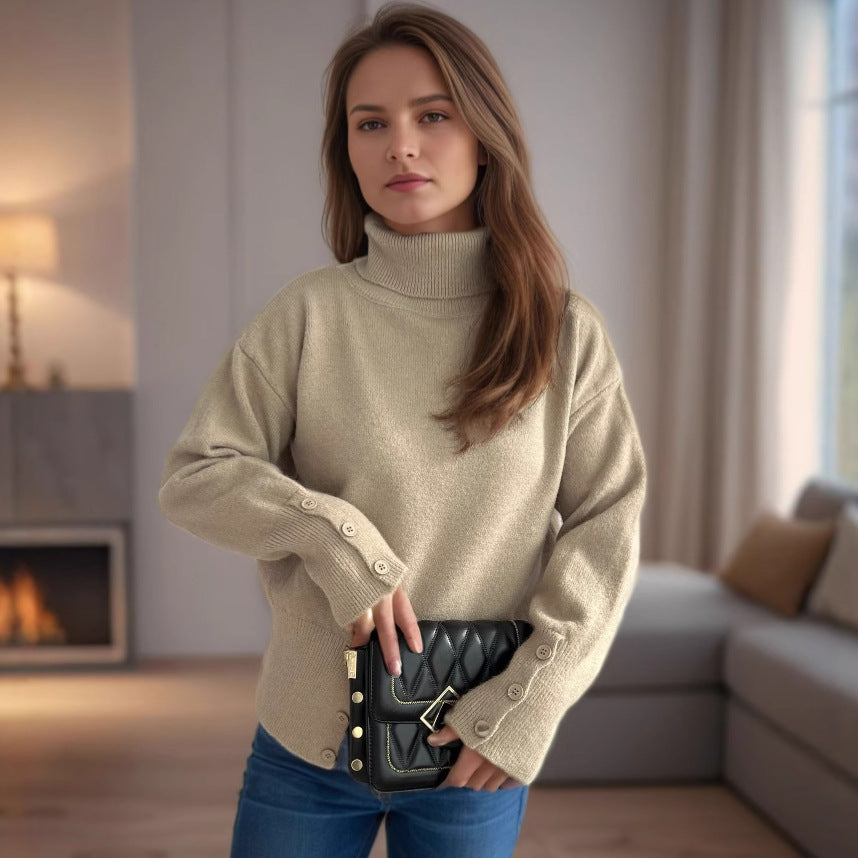 Kvinnors mysiga polotröja med knapppdetaljer Mirla-Eva Jonsson
