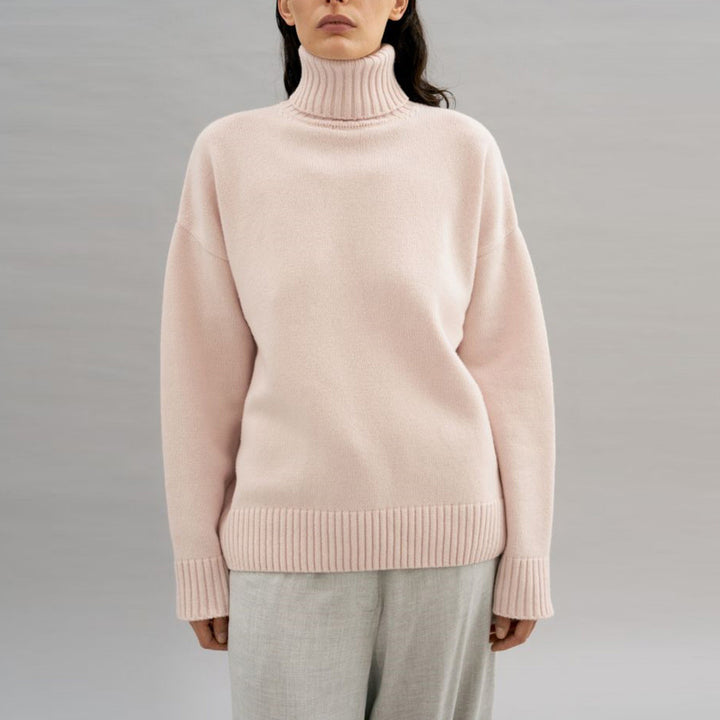 Kvinnors mysiga polotröja med oversized passform Mirla-Eva Jonsson