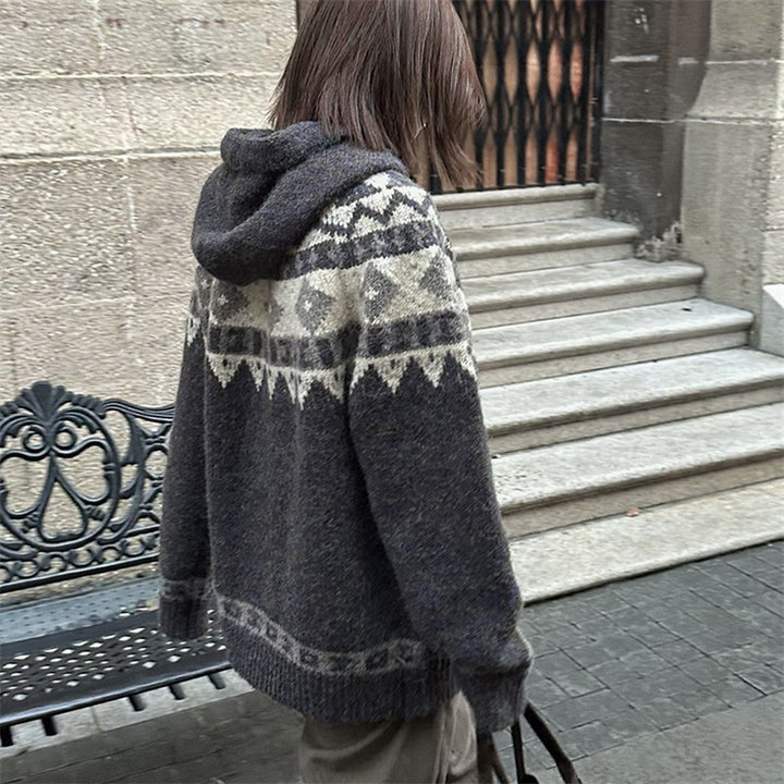 Kvinnors mysiga stickad cardigan med huva och traditionella mönster Mirla-Eva Jonsson