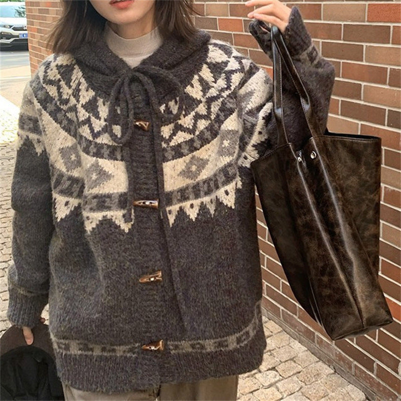 Kvinnors mysiga stickad cardigan med huva och traditionella mönster Mirla-Eva Jonsson