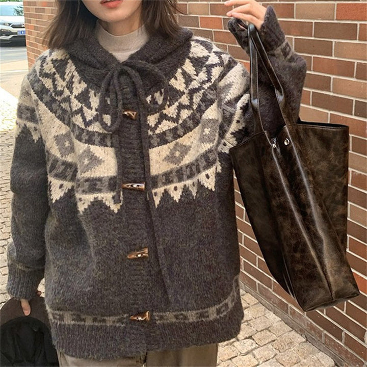 Kvinnors mysiga stickad cardigan med huva och traditionella mönster Mirla-Eva Jonsson