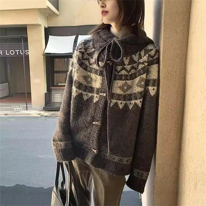 Kvinnors mysiga stickad cardigan med huva och traditionella mönster Mirla-Eva Jonsson