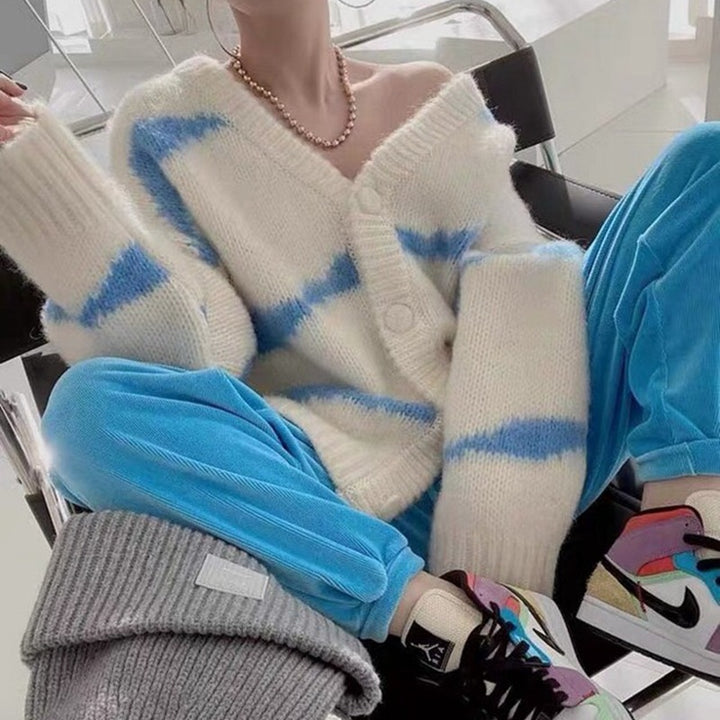 Kvinnors mysiga stickade cardigan med djup V-ringning och iögonfallande knappdetaljer Mirla-Eva Jonsson