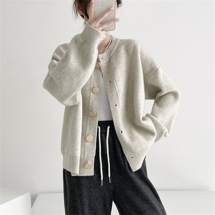 Kvinnors mysiga stickade cardigan med knappdesign och fin textur Mirla-Eva Jonsson