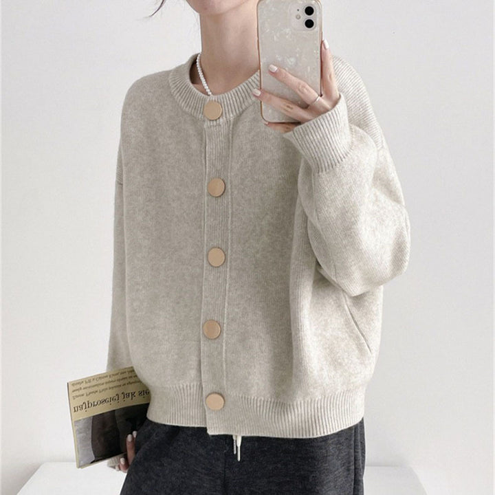 Kvinnors mysiga stickade cardigan med knappdesign och fin textur Mirla-Eva Jonsson