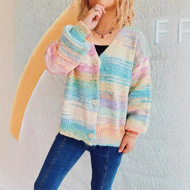Kvinnors mysiga stickade cardigan med knapprar och försiktigt flödande tyg Mirla-Eva Jonsson