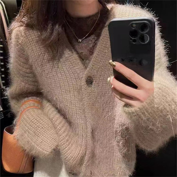 Kvinnors mysiga stickade cardigan med unikt mjukt material och praktisk knappstängning Mirla-Eva Jonsson