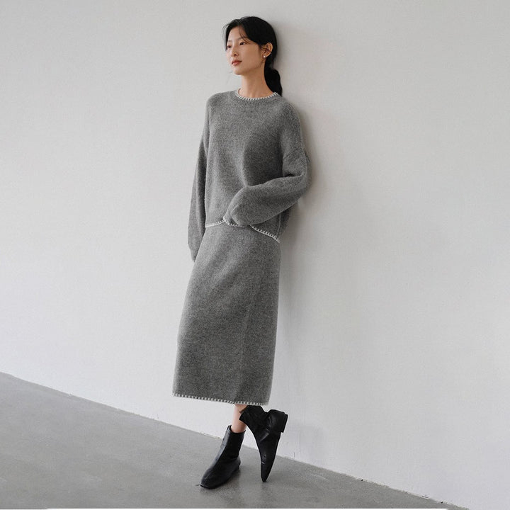 Kvinnors mysiga stickade ensemble med eleganta detaljer Mirla-Eva Jonsson