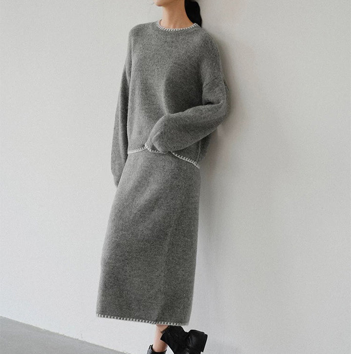 Kvinnors mysiga stickade ensemble med eleganta detaljer Mirla-Eva Jonsson