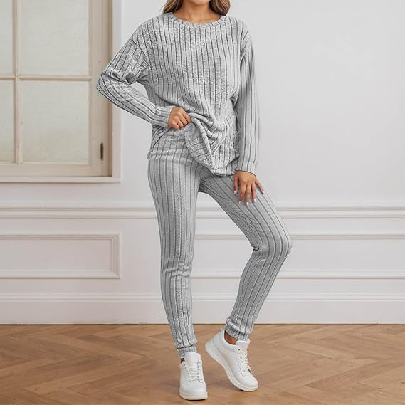 Kvinnors mysiga stickade ensemble med ribbad textur Mirla-Eva Jonsson