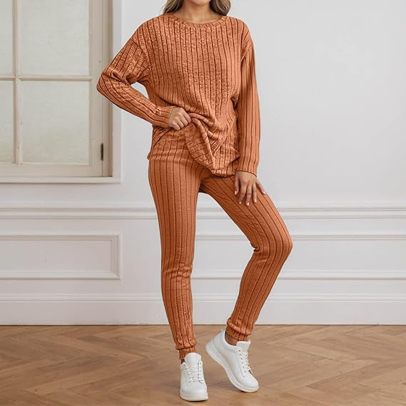 Kvinnors mysiga stickade ensemble med ribbad textur Mirla-Eva Jonsson