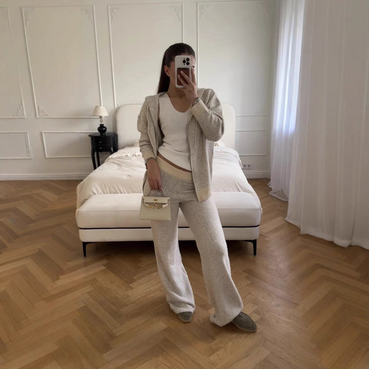 Kvinnors mysiga stickade jumpsuit i en avslappnad skärning med dragkedja Mirla-Eva Jonsson