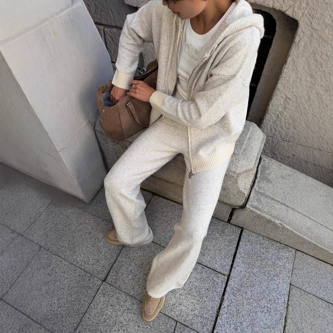 Kvinnors mysiga stickade jumpsuit i en avslappnad skärning med dragkedja Mirla-Eva Jonsson