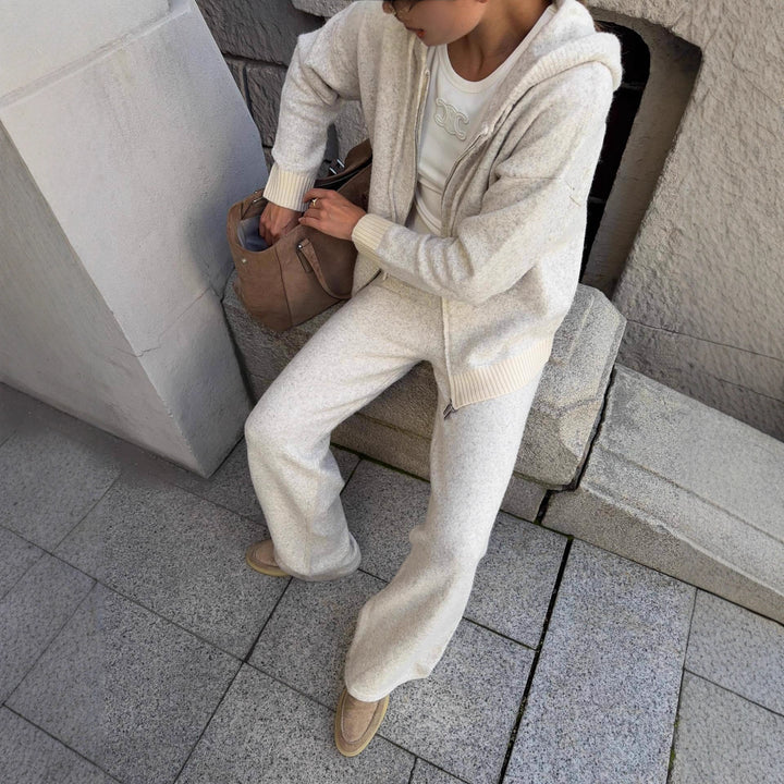 Kvinnors mysiga stickade jumpsuit i en avslappnad skärning med dragkedja Mirla-Eva Jonsson