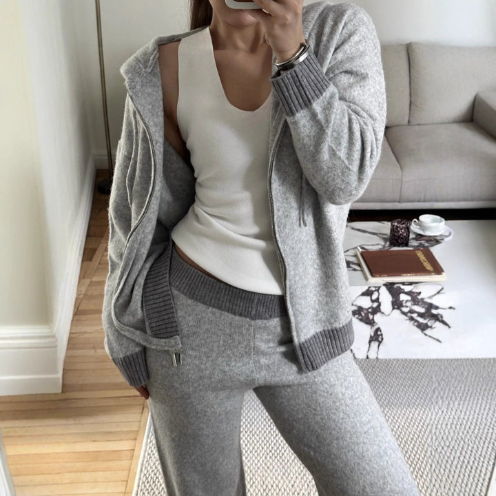 Kvinnors mysiga stickade jumpsuit i en avslappnad skärning med dragkedja Mirla-Eva Jonsson