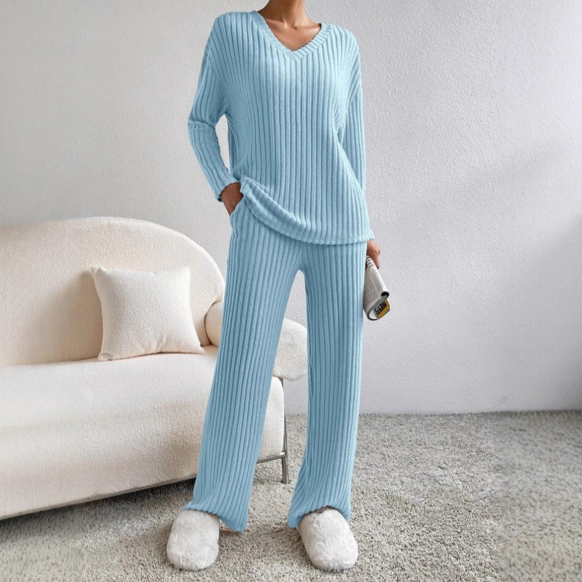 Kvinnors mysiga stickade jumpsuit i modern ribbad design Mirla-Eva Jonsson
